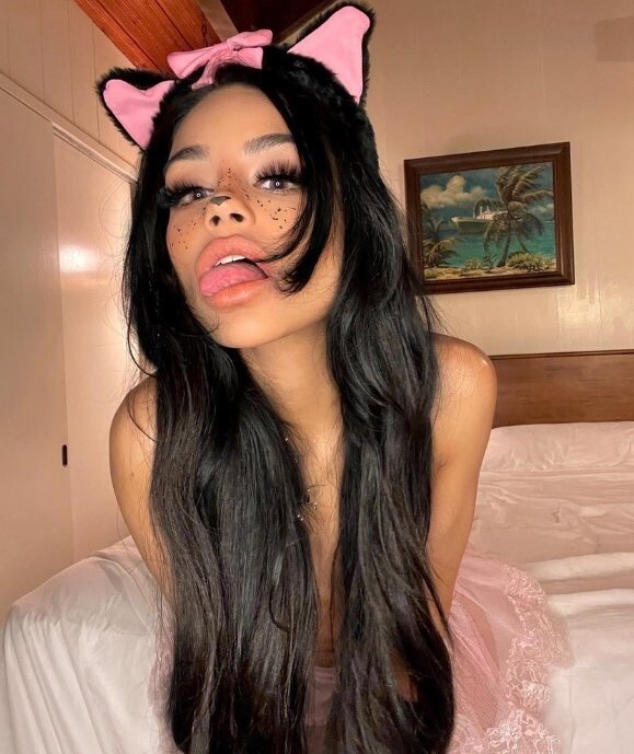 Проститутка Питера Лена с 2 размером груди предлагает интим услуги у метро Площадь Александра Невского  +7(981)136-33-84 